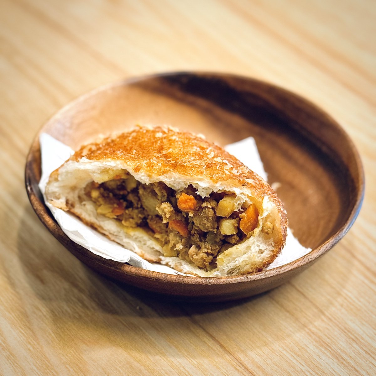 幫我們老江紅茶牛奶的老闆大仔工商一下📢

最近的下午茶新歡是老江的咖哩多拿滋，它的外皮酥脆，麵包體紮實有嚼勁，裡面的日式咖哩內餡給的很有誠意，即使過了剛出爐的時間，買回家用烤箱再烤一下，一樣的美味😋

每天出爐時間是下午2:00，只限南台路的本店有賣。