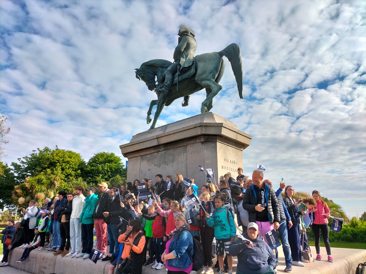 La flamme brille dans la Manche ce vendredi ! Du nord au sud, comme ici ce matin à Cherbourg avec <a href="/AdeleHommet/">Adèle Hommet</a> et <a href="/FortinLariviere/">Fortin-Larivière Axel</a> "un rendez-vous sportif et festif pour tous les manchois et manchoises !"