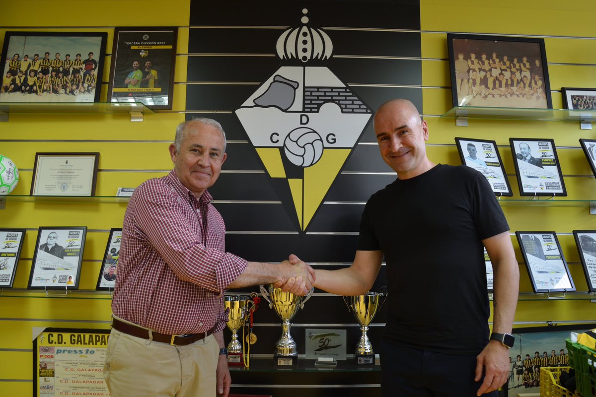 ✍🏼 𝐅𝐈𝐂𝐇𝐀𝐉𝐄 | 𝐉𝐀𝐕𝐈 𝐙𝐀𝐌𝐎𝐑𝐀𝐍𝐎

Javi Zamorano será el encargado de dirigir al primer equipo del CDG durante la temporada 2024/2025. 

cdgalapagar.com/noticias/2024/…

¡BIENVENIDO Y MUCHA SUERTE, ZAMORANO!

#UnPuebloDosColoresUnaIlusión 💛🖤