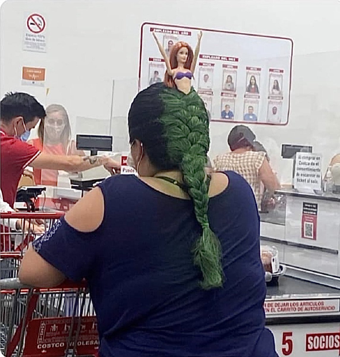 She has an Ariel on her head…
#AliensAmongstUs
#TakeMeToYourLeader