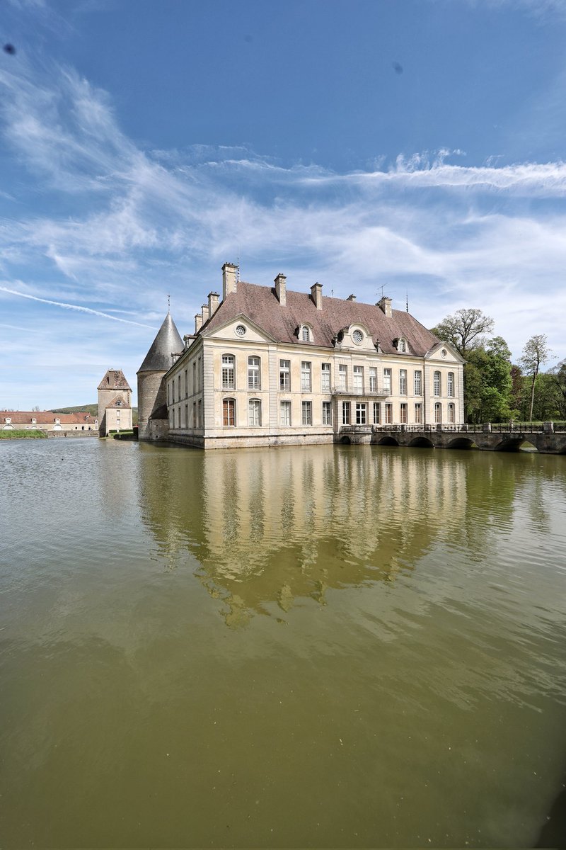 ChateauCommarin's tweet photo. 🔴 𝗖𝗢𝗡𝗦𝗘𝗜𝗟 | Un nouveau week-end va commencer en @bfc_region ! 🥳
À cette occasion, nous ne résistons pas à l'envie de vous partager ce message : « Allez visiter ce magnifique château niché à #Commarin vous vous rendrez compte de sa beauté ! » 🤗 https://t.co/eAX65xkxS8