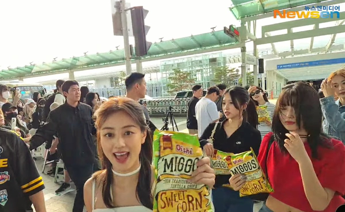 TWICE are now on their way to the Philippines with their Oishi Snacks for their #TwicexOishiSnacktacularFanMeet tomorrow!🥰💕 ONCEs are you ready for a #OWowOWow moments with them? 📸Newsen #TwiceXOnce #TwiceXOishi @JYPETWICE @oishi_tweets