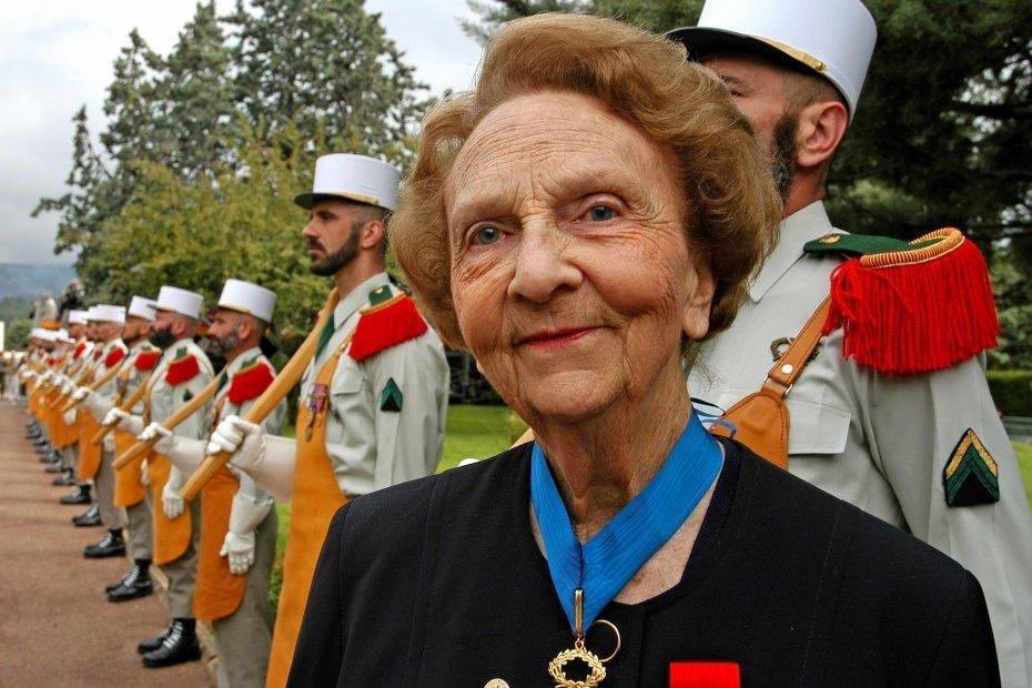 Grande tristesse à l’annonce de la disparition de Geneviève de Galard. Les légionnaires la surnommaient Mam'zelle. Pour sa bravoure et son dévouement, la Légion étrangère l'adoube « légionnaire de 1ère classe d'honneur», le 30 avril 1954 à Dien Bien Phu.   

Adieu Mam'zelle !
