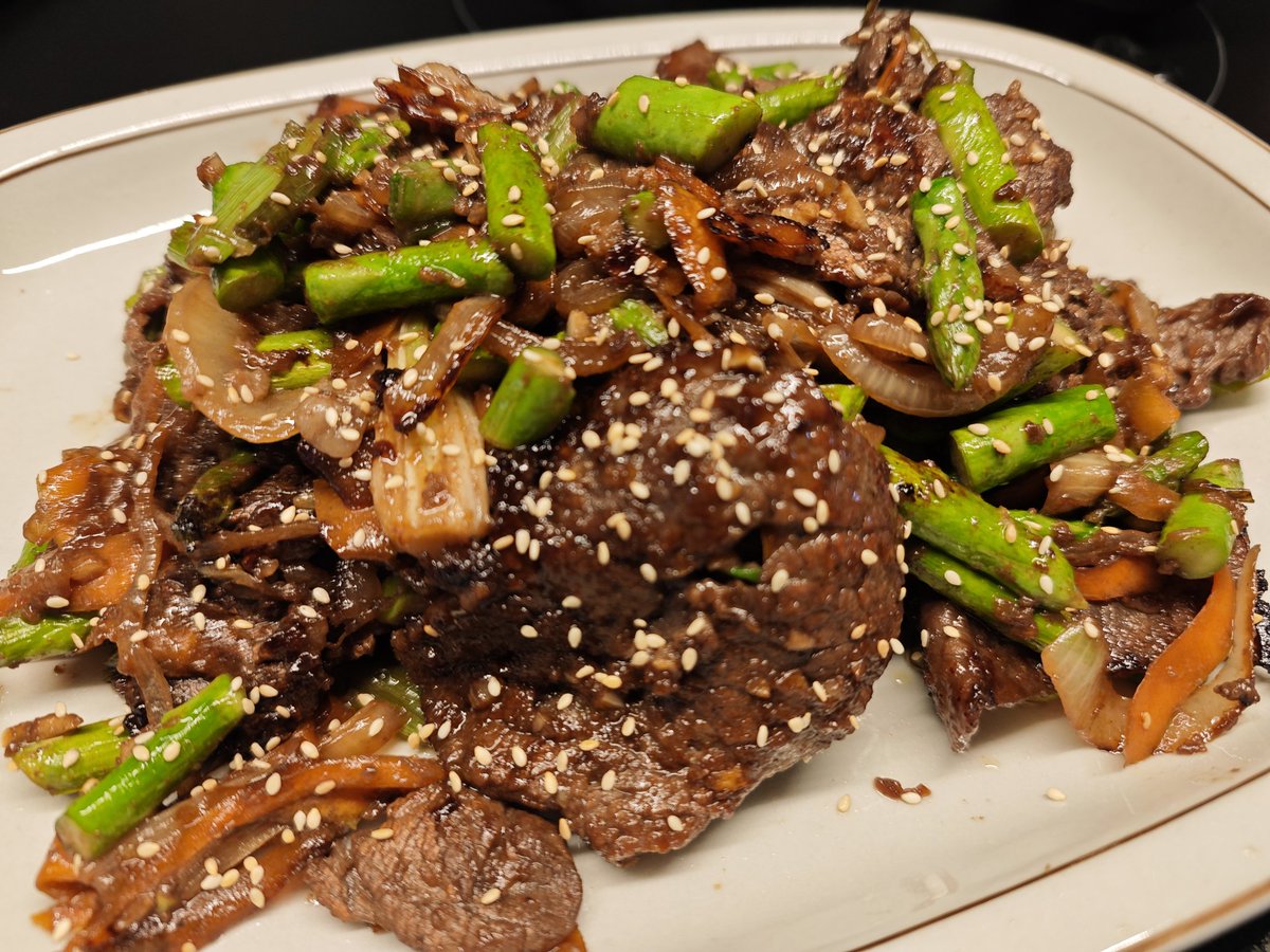 We tried something new yesterday evening. Bulgogi with freshly cut green asparagus. I can totally recommend that!

#homecooking #homemade #foodporn #foodlover #foodgasm #foodstagram #foodies