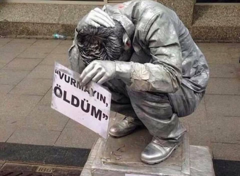 Eskişehir'de bu gece,
19 yaşında bir çocuğu öldürecekler.
Ara sokakta,
Bir fırının önünde
Döve döve...

#AliİsmailKorkmaz

 #Gezi11Yaşında