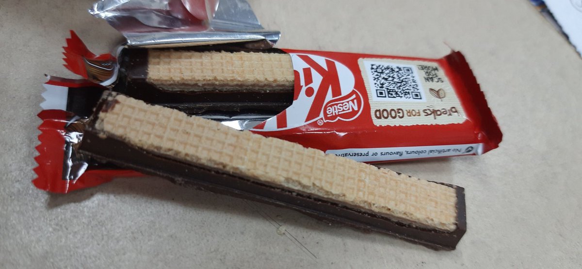 Hey <a href="/KITKAT/">KITKAT</a> what happened to the chocolate on the top of my biscuit?!?
#kitkat #brokenbiscuit
