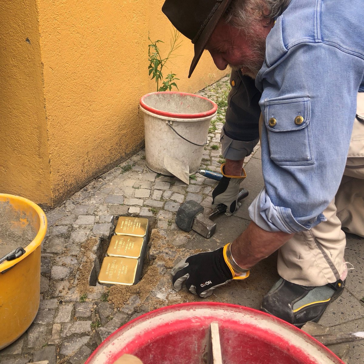 In #Xhain werden fünf weitere #Stolpersteine verlegt, am Samstag, 8. Juni, um 16 Uhr und am Mittwoch, 12. Juni, ab 12 Uhr 
▶️berlin.de/ba-friedrichsh…