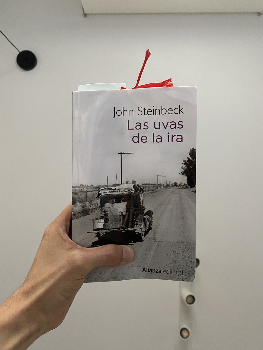 ayer terminamos esta pequeña dictadura comunista que fue el club de lectura de <a href="/punzadas_/">Punzadas</a> sobre Steinbeck y nada mejor que hacerlo con las uvas de la ira porque uno sale de esta lectura con un carnet del pce entre los dientes
