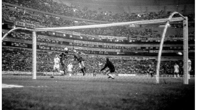 ciberchenet's tweet photo. Tal día como hoy en 1966 el Valencia CF participó en la inauguración del monumental estadio Azteca de México, disputando un partido amistoso contra el Atlante en el que venció 0-3 con goles de Paquito, José Cardona (cedido por el Atlético de Madrid para el evento) y Guillot. https://t.co/AFwL9gbtlT