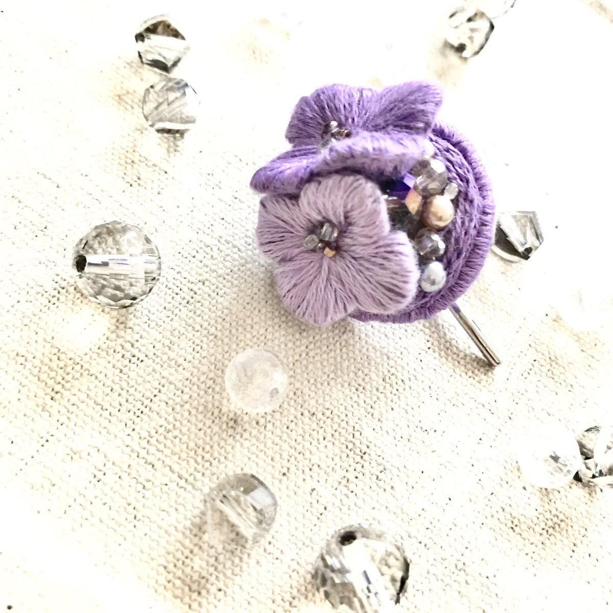 #もっと広がれ紫の魅力芸術展 ぷち花刺繍や立体刺繍のお花刺繍アクセサリーたち💜紫陽花の耳飾りのコットンパールは紫のグラデで素敵です(*´꒳`*)💜 minne.com/items/32508249 minne.com/items/32519899 minne.com/items/29425122 minne.com/items/25478878