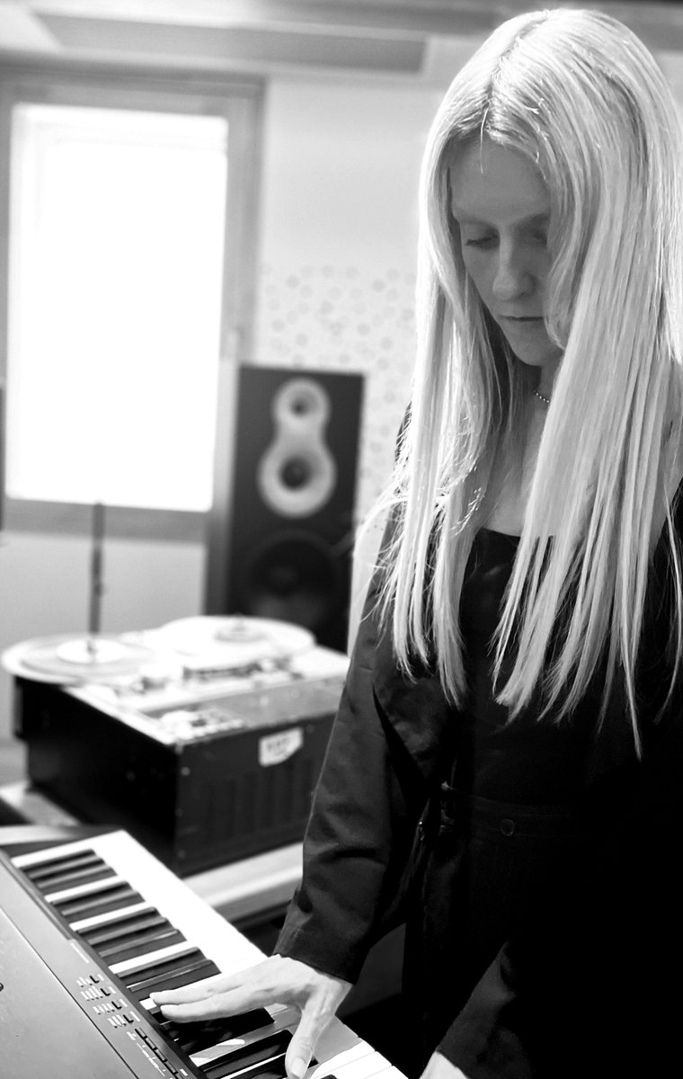 Lisa Lerkenfeldt @@__II_II__ était dans les studios de l'@Ina_GRM pour la nouvelle création d''In the Window of Time' pour piano et bandes, qu'elle interprètera vendredi 7 juin au@104paris à 20h, dans le cadre du week-end FOCUS ! Avec @IPCulturalTrust 
👉104.fr/fiche-evenemen…