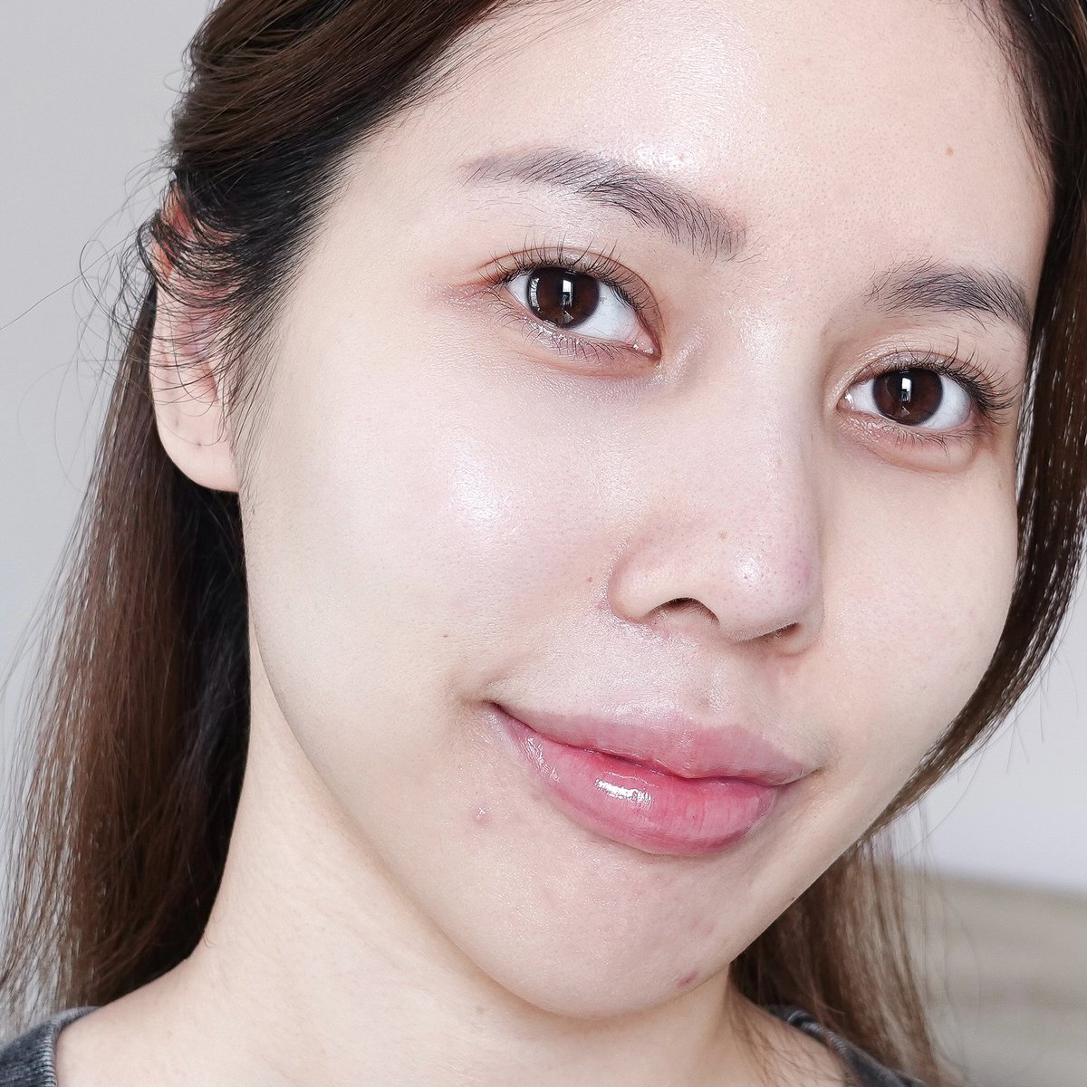 mychanita's tweet image. #Rojukiss เดี๋ยวนี้ทำถึงเกินอะ เหมือนจับวางมาแล้วว่าปัง ใช้คู่กันแล้วผิวดีขึ้นคูณ10 อย่างอันนี้เป็นมาสก์กับเซรั่ม มีทรีตเมนต์เข้มข้นมาก niacinamide กับ witch hazel นี่ตัวเอกเลย พวก expert skincare จะหวีดกันเยอะ เพราะลดรอยไวมาก ผิวกระจ่างใสขึ้นไวด้วย คู่นี้ใช้แค่ตอนกลางคืนนะ…