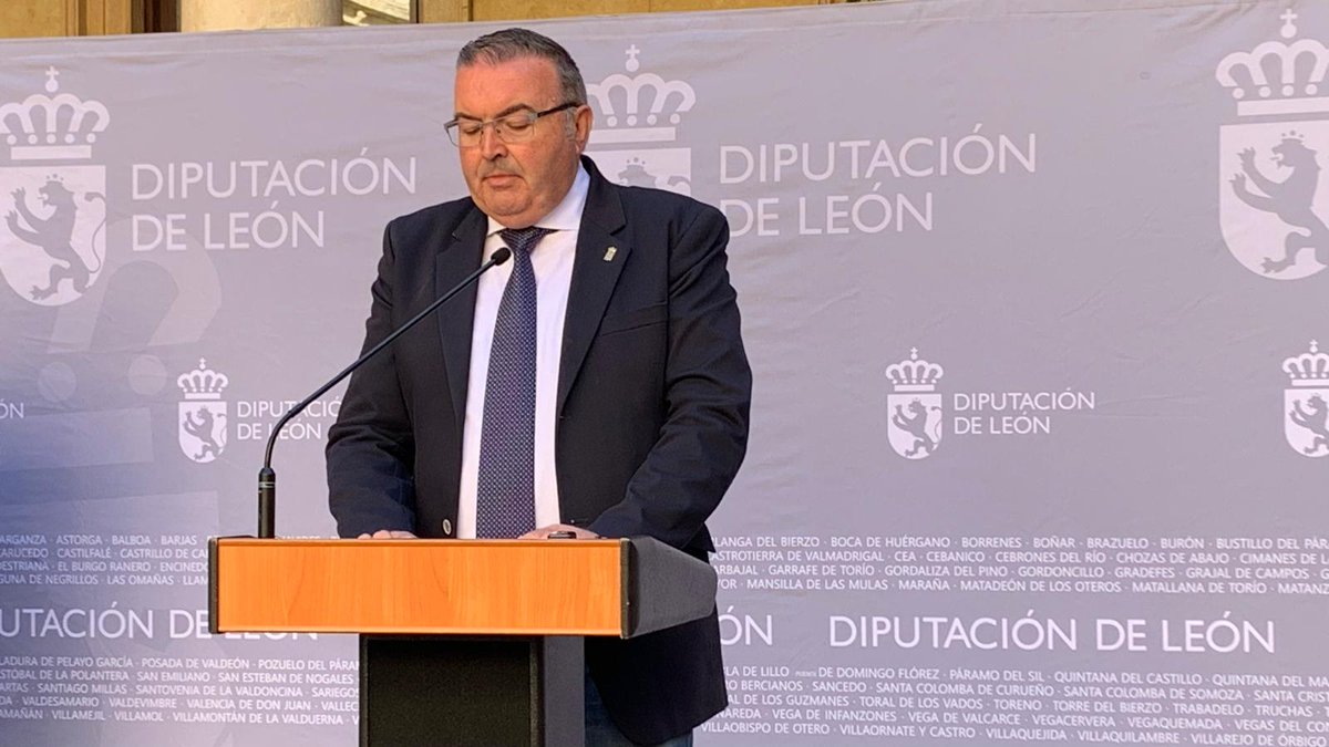 🍇La #DiputaciónDeLeón entrega los III ‘Premios Pisado’ a los vinos ganadores.

🏅 El responsable del área #ProductosDeLeón, Roberto Aller, acompañado por el portavoz de UPL en la Diputación, Valentín Martínez, hicieron entrega de los reconocimientos a los ganadores.

#LeónEsp