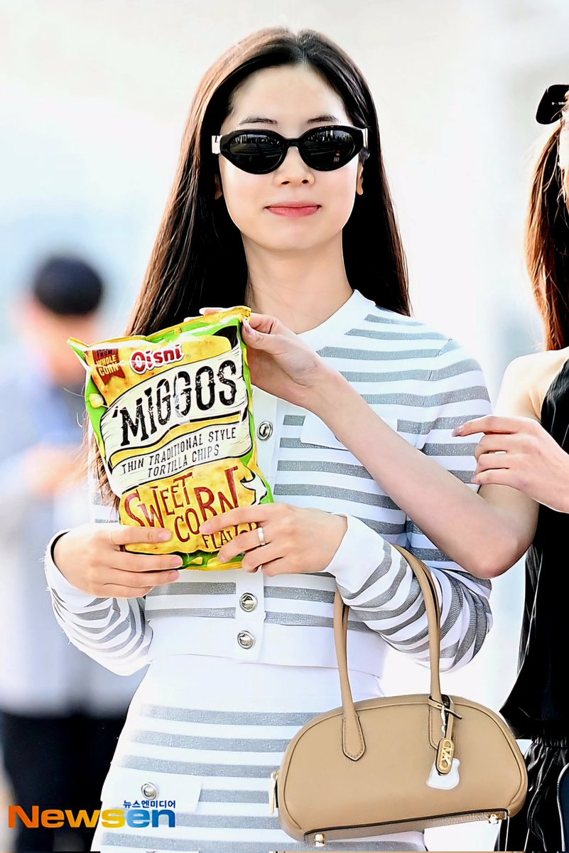 TheAnnyeongOppa's tweet photo. TWICE are now on their way to the Philippines with their Oishi Snacks for their #TwicexOishiSnacktacularFanMeet tomorrow!🥰💕
ONCEs are you ready for a #OWowOWow moments with them?
📸Newsen
#TwiceXOnce #TwiceXOishi TWICE Oishi https://t.co/18xdWETu82