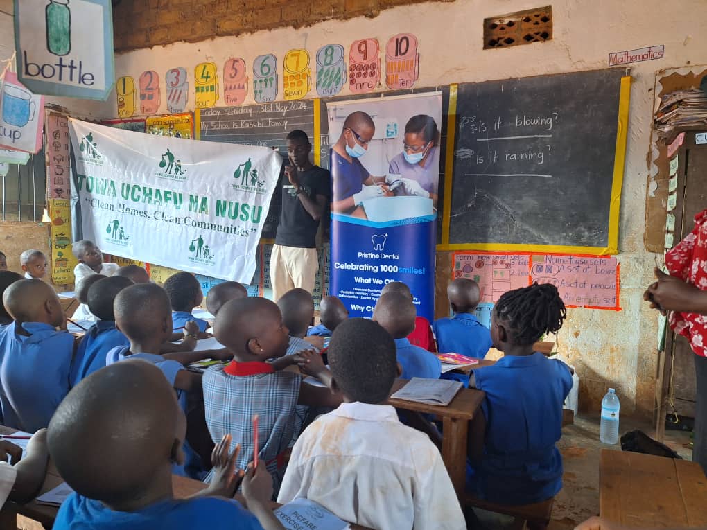 Serumpanise101's tweet photo. #TowaUchafuNaNusu in conjuction with #PrestineDental have distributed Toothbrushes to the pupils of #Kasubi Family Primary School, Nakyekoledde. The #schools hosted the Medical camp on 25th May, Towa Uchafu had to give back💯. Pencils and #Fruit trees were also given to the Sch. https://t.co/IIDCEX3eQE