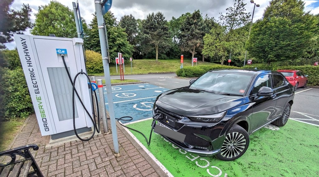 Nice bit of charging at @ElecHighway @GRIDSERVE_HQ #Tibshelf #M1. No problem at all. That said, you could really do with more than just 1 charger southbound @ElecHighway !!! @road_electric @HibbsA @ElectrifyingCom @EClaire_scott @newt7215 @EVCircles #ElectricCars @Honda