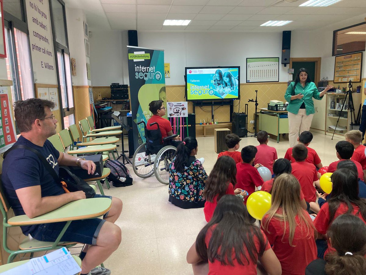 NitzaMedina's tweet photo. 🔒 En la segunda parte, solo con familias, compartimos estrategias prácticas para fortalecer la privacidad y seguridad online de los niños. Herramientas útiles fueron demostradas para asegurar un entorno digital seguro en casa. #InternetSegura #SeguridadDigital #EducaciónDigital https://t.co/T1Xfq8eW7X