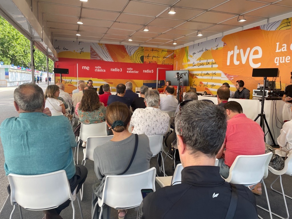 📖Hoy, en la Feria del Libro de Madrid (@FLMadrid) RTVE recibe el Premio Lealtad 2024, concedido por el reconocimiento al apoyo, difusión y defensa de la Feria por parte de la Corporación durante años. rtve.es/n/16052095