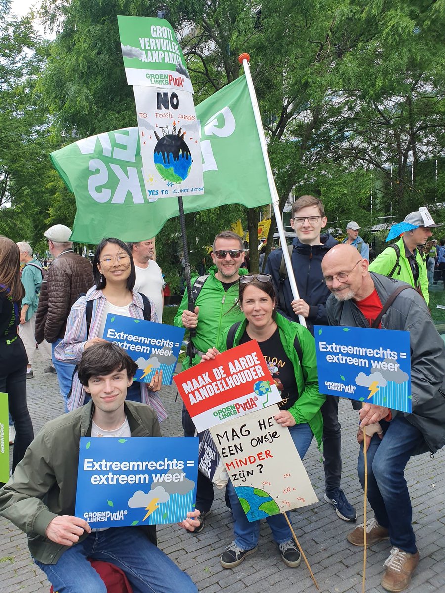 Ook vanuit <a href="/GLLimburg/">GroenLinks Limburg</a> zijn er mensen naar de klimaatmars op de Zuidas aanwezig! Toppers <a href="/NoahWassenberg/">Noah Wassenberg</a> @jadejoosten 👍👍Stemmen op extreemrechts is stemmen op extreem weer! Zo is dat!