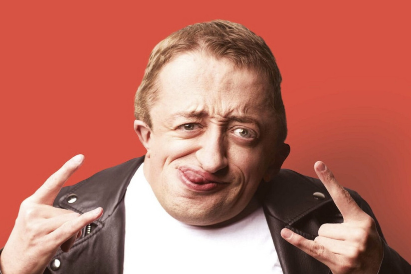 📊 Sondage : Guillaume Bats nous a quitté il y a 1 an, le 1 juin 2023. Dans quel apparition vous a-t-il le plus fait rire ?
    1 - Ses sketchs dans On ne demande qu'à en rire
    2 - Ses sketchs dans Les duos impossibles de Jérémy Ferrari
    3 - Ses one-man-show