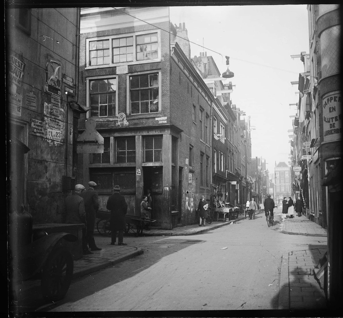 redangel2009's tweet photo. Eerste #Laurierdwarsstraat hoek #Laurierstraat gezien naar de #Rozenstraat en #Rozengracht.  

📸 Nico Swaager 

1921. 

 #Stadsarchief #Amsterdam 5293FO000523. https://t.co/bk0kEODJGA