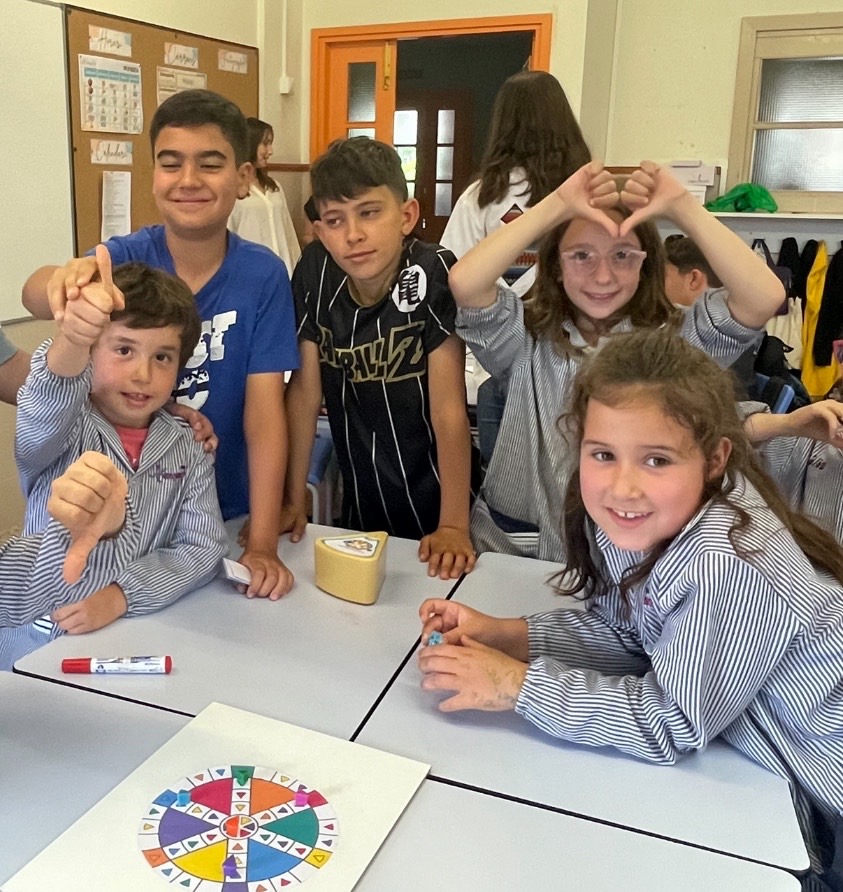 Manyanet_Reus's tweet image. 🏫 En el marc de la SdA “JUEGA Y APRENDE” de la matèria de Llengua castellana, els alumnes d’ESO 1 han dissenyat un reguitzell de JOCS DE TAULA per a treballar l’ortografia amb alumnes de 2n de primària. 

#josocmanyanet #juntsiambesperança #escolesmanyanet #familiamanyanet