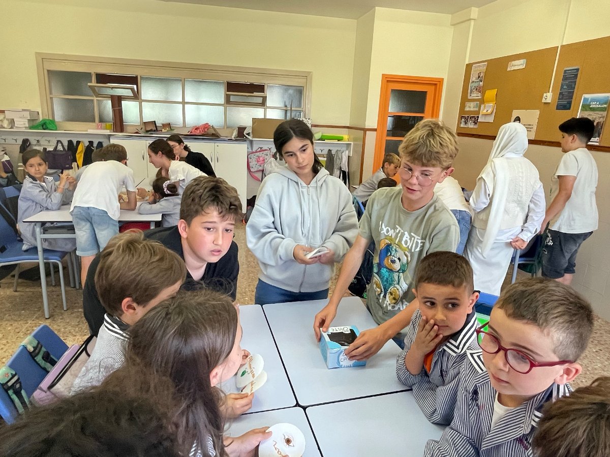 Manyanet_Reus's tweet image. 🏫 En el marc de la SdA “JUEGA Y APRENDE” de la matèria de Llengua castellana, els alumnes d’ESO 1 han dissenyat un reguitzell de JOCS DE TAULA per a treballar l’ortografia amb alumnes de 2n de primària. 

#josocmanyanet #juntsiambesperança #escolesmanyanet #familiamanyanet