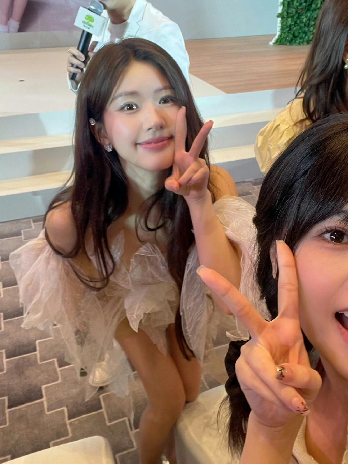 jtdxjj2023's tweet photo. 露婊为什么一直夹着腿啊，是不是里面有东西啊 https://t.co/KsJARovpm0