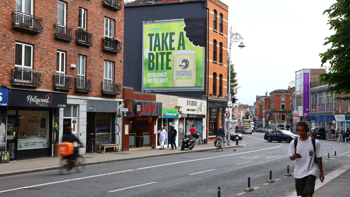 Refreshingly not too sweet 🍏

@rockshore_ie utilises #OOH for their 'Take a Bite' campaign with this very apple-ling special build 😍

#AdvertisingIreland #OutdoorAdvertising