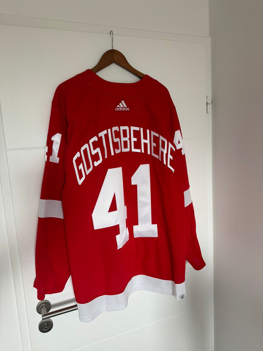 LesBalayeurs's tweet photo. 😍 Nouveau maillot dans la collection grâce à 🇺🇸 Jay Varady ancien coach des @DucsdAngers et désormais adjoint des @DetroitRedWings ! 

Floqué Shayne Gostisbehere 🇫🇷, qui a la nationalité française et dont le père était un champion basque ! 

Un grand merci 🤩 https://t.co/gqWFWyNgn3