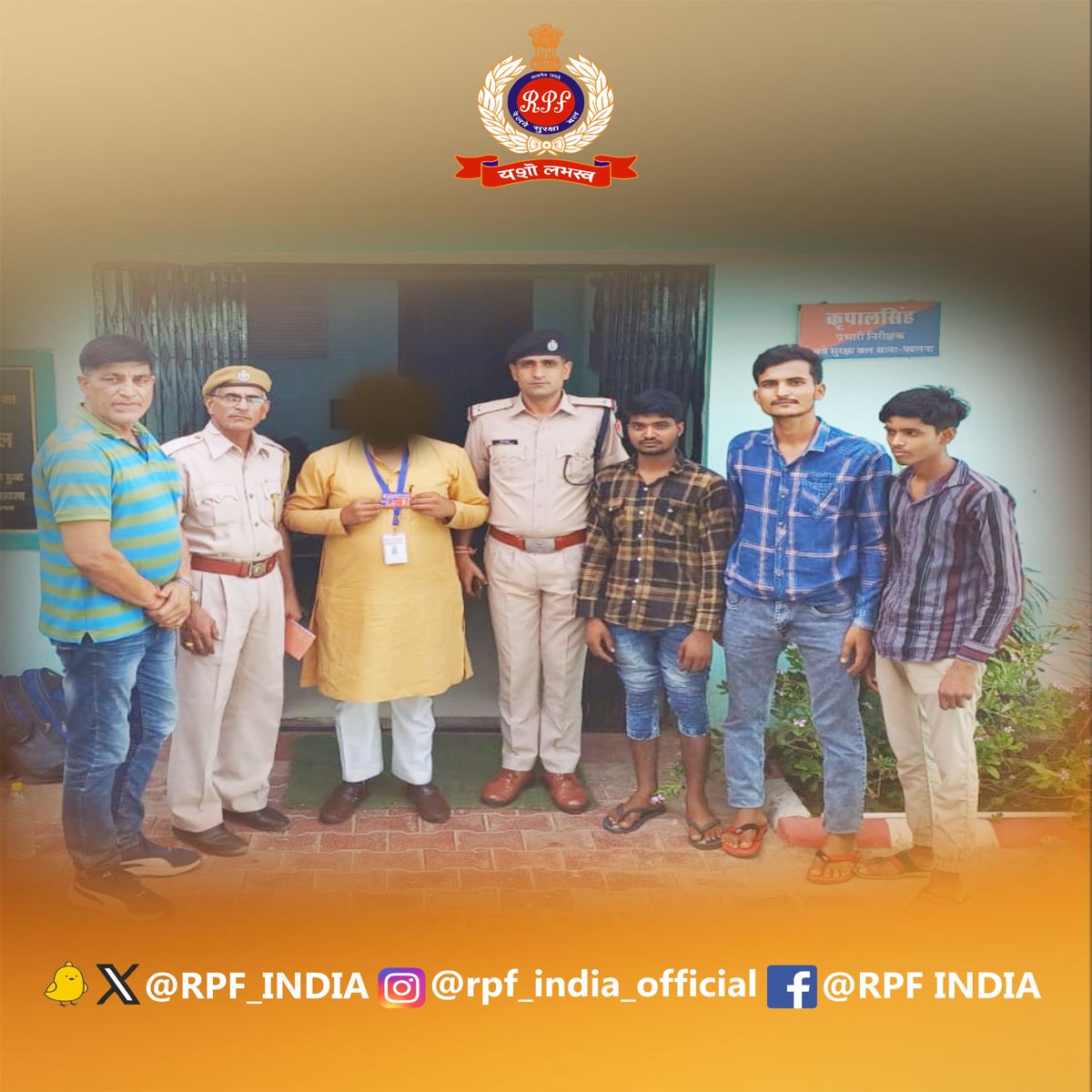 A man posing as a fake CBI officer, who threatened & assaulted train passengers to steal from them was nabbed by #RPF #Falna. Stay vigilant: Report suspicious activities immediately in #139. #ActionAgainstCrime #SentinalsOnRail