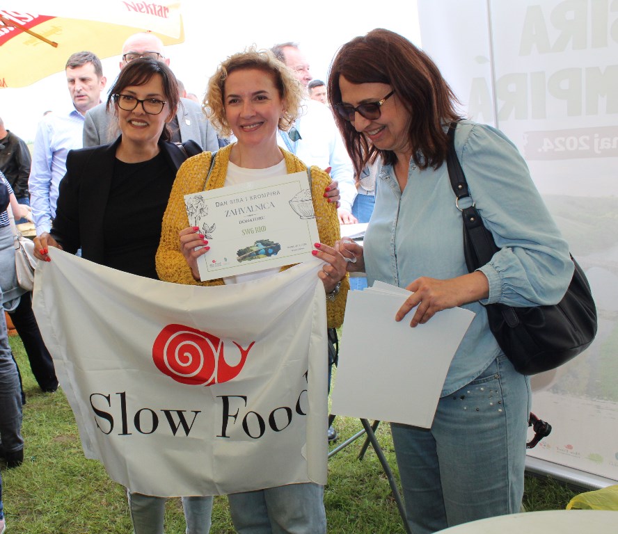 Official_SFTH's tweet photo. 🎉 #SlowFoodTrebinje and the wonderful inhabitants of the village #Bratač celebrated International Potato Day on 30 May with a fantastic event, "Day of Cheese and Potato"! 🧀🥔
#FoodTraditions #SlowFood #SustainableAgriculture #CommunityEvent #Bratač #SmarteraEU #Smartera https://t.co/yf6ewtAUJY