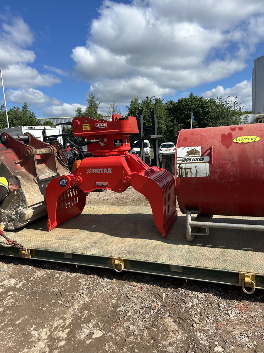 We try and keep attachments as new as possible and replace them regularly, to reduce down time and improve safety, as they are a key part of the demolition process. 2 new rotar grabs have been exchanged this week, great Service as usual from ⁦<a href="/WorsleyPlant/">WorsleyPlant</a>⁩👍🏻