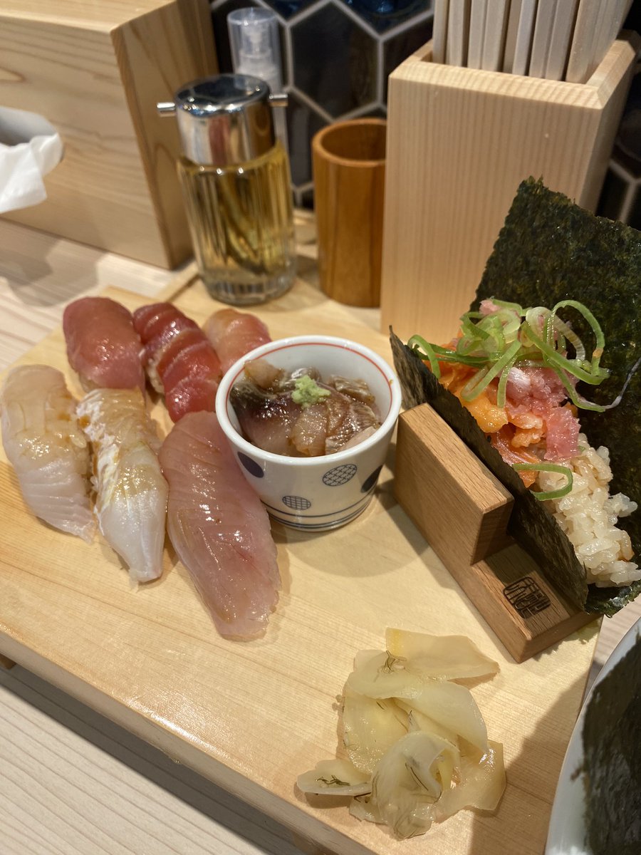 今月オープンしていた鮨とラーメン屋さんに寄って帰る。1週間があっという間に過ぎてゆく。