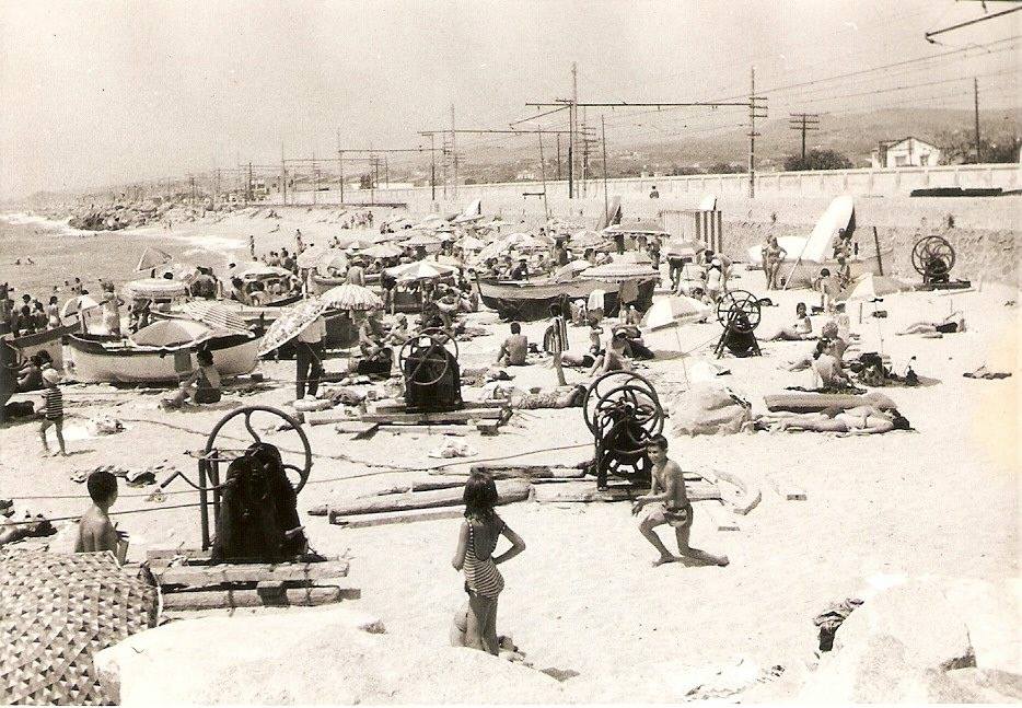 Va arribant l'estiu, temps de sol i platja, com en aquesta imatge dels anys vuitanta de la Platja de la Descàrrega de Premià, amb els banyistes i els cabrestants de les barques.
#Premiàdemar #igerspremià #igerspremiàdemar #fotografies
