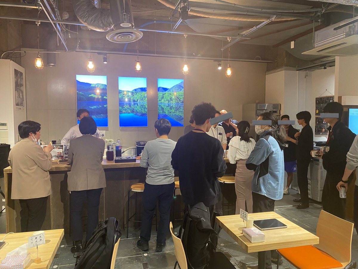 DRIVE_SAPPORO's tweet photo. 道新の高桑さん・引地さん提供の、さよならドリンク会です！
お帰りの際に1杯と、利用者様に大好評😽

この賑やかさ、DRIVEの素敵なところが詰まってますね…！ https://t.co/tSLC3t3Kbn