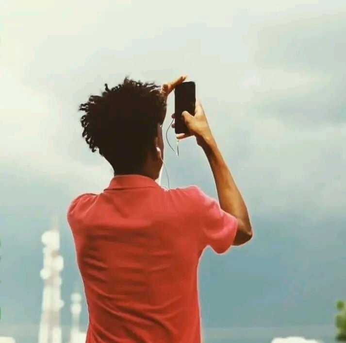 .أنا بخير، بخير جداً رغم الواقع، بخير من الداخل رغماً عن السواد العارم والضجيج المزعج، أنا بخير بشكل غريب................................💔🤍