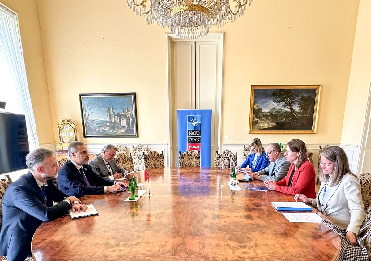 Bakanımız @HakanFidan, Prag'daki NATO Gayriresmi Dışişleri Bakanları Toplantısı marjında Hollanda Dışişleri Bakanı Hanke Bruins Slot ile bir araya geldi. 🇹🇷🇳🇱