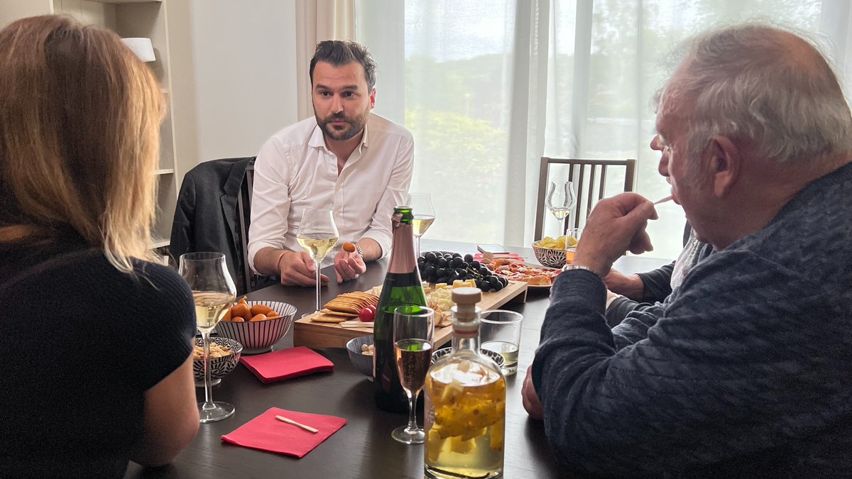 Ville d'Étréchy (@etrechy91) on Twitter photo 😀 Jeudi dernier, c'était la 1ère pour #adoptetonmaire à #etrechy ! L'occasion pour Monsieur le Maire <a href="/JulienGarcia91/">Julien Garcia</a> d'échanger le temps d'une soirée à domicile chez des Strépiniacois dans une bonne ambiance. Merci à Natacha et ses voisins pour leur accueil. 😀 Jeudi dernier, c'était la 1ère pour #adoptetonmaire à #etrechy ! L'occasion pour Monsieur le Maire <a href="/JulienGarcia91/">Julien Garcia</a> d'échanger le temps d'une soirée à domicile chez des Strépiniacois dans une bonne ambiance. Merci à Natacha et ses voisins pour leur accueil.