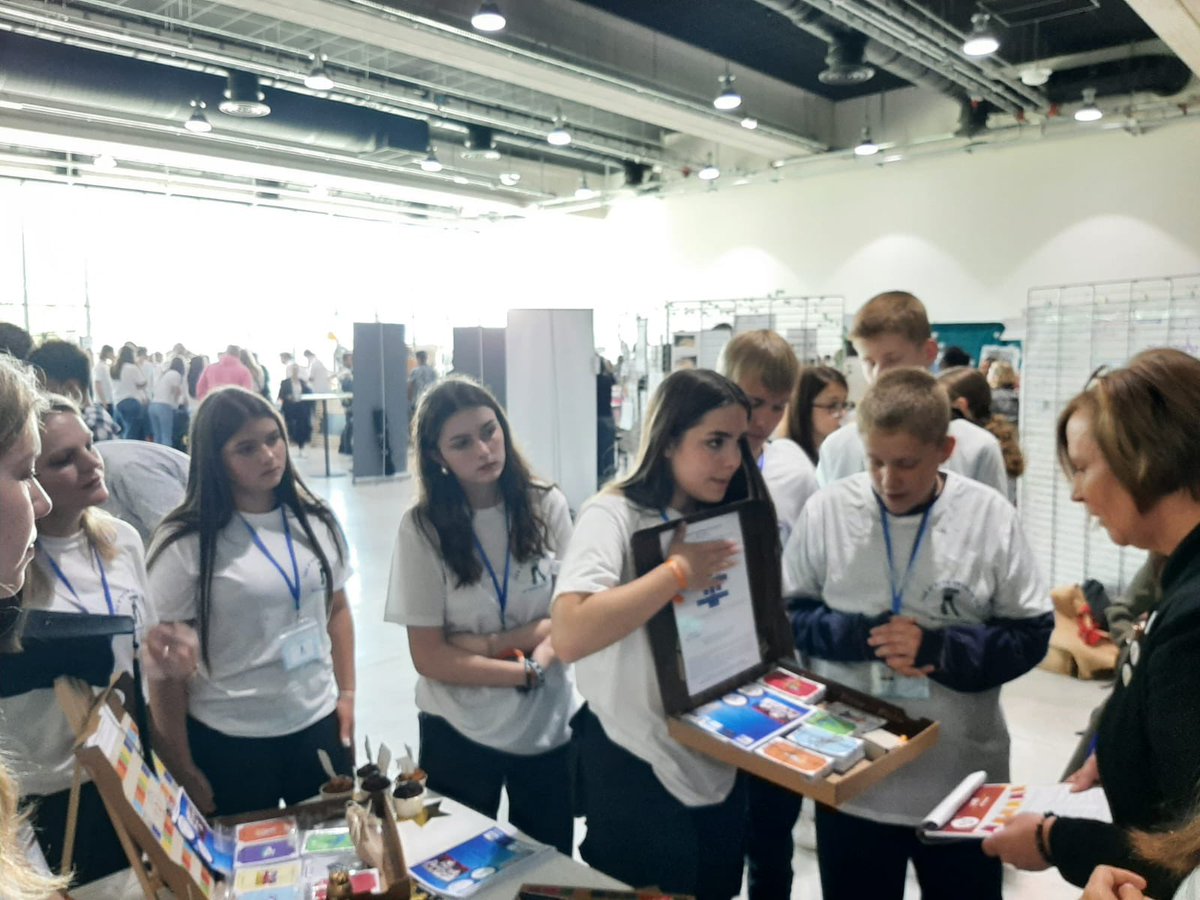 Label Économie Sociale et Solidaire, Label Artisanat, Prix Battle Pitch, Prix Champion Collège ! 👏 aux élèves de la mini entreprise du Clg Louis Armand de Petite Rosselle ! Et un grand merci à Mme Jungmann, documentaliste et Cathy pour leur formidable soutien ! Direction Paris !