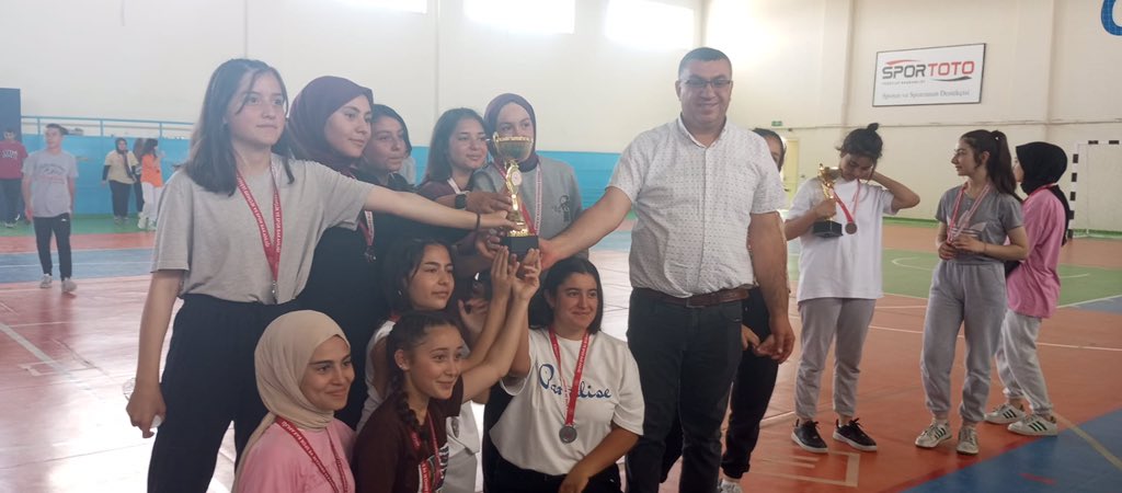 Ahmet Temel (@ahmettemel38) on Twitter photo “2. Geleneksel Oyunlarla Değerlerimi Yaşıyorum” projesi 10. Sınıflar Kızlar Kaleli Yakan Top Oyununda <a href="/75Eskil/">ESKİL 75.YIL ANADOLU LİSESİ</a> ilçe şampiyonu olmuştur.
Öğretmen ve öğrencilerimizi tebrik ederiz.
<a href="/tcmeb/">Millî Eğitim Bakanlığı</a> <a href="/aksarayvaliligi/">T.C. Aksaray Valiliği</a> <a href="/Aksaray_MEM/">Aksaray İl Millî Eğitim Müdürlüğü</a> <a href="/Eskil_MEM/">Eskil İlçe Milli Eğitim Müdürlüğü</a> <a href="/TC_Eskil/">T.C. Eskil Kaymakamlığı</a> <a href="/brahimKler2/">İbrahim Kılıçer</a> <a href="/MihmanALTINTOP/">Mihman ALTINTOP</a> “2. Geleneksel Oyunlarla Değerlerimi Yaşıyorum” projesi 10. Sınıflar Kızlar Kaleli Yakan Top Oyununda <a href="/75Eskil/">ESKİL 75.YIL ANADOLU LİSESİ</a> ilçe şampiyonu olmuştur.
Öğretmen ve öğrencilerimizi tebrik ederiz.
<a href="/tcmeb/">Millî Eğitim Bakanlığı</a> <a href="/aksarayvaliligi/">T.C. Aksaray Valiliği</a> <a href="/Aksaray_MEM/">Aksaray İl Millî Eğitim Müdürlüğü</a> <a href="/Eskil_MEM/">Eskil İlçe Milli Eğitim Müdürlüğü</a> <a href="/TC_Eskil/">T.C. Eskil Kaymakamlığı</a> <a href="/brahimKler2/">İbrahim Kılıçer</a> <a href="/MihmanALTINTOP/">Mihman ALTINTOP</a>
