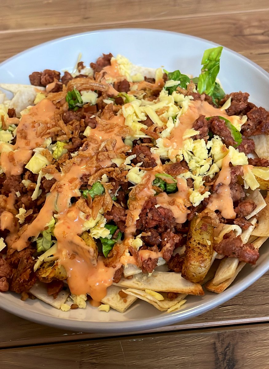 Veganella_'s tweet photo. Cheezeburger loaded tortillas and fries! Perfect while watching the French Open 🎾 🍔

~ 40g of plant protein 💪🏼🌿

#PlantBased #Vegan #GoVegan #FrenchOpen #AnimalRights #Foodie https://t.co/JOeYIGFxKp
