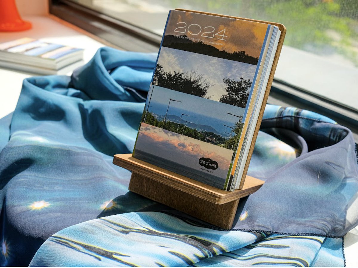 박영, 유폴히, 조코피아 작가님과 함께한 #하늘일력 이 오픈하였습니다. 작년 하반기 매일의 하늘과 일기, 그리고 소설 4편를 함께 하실 수 있습니다.

link.tumblbug.com/eZOgj3Tw2Jb

참고로 하늘일력은 이번이 ❣️마지막❣️입니다. 내년에는 진행하지 않습니다. 많이 사랑해주세요