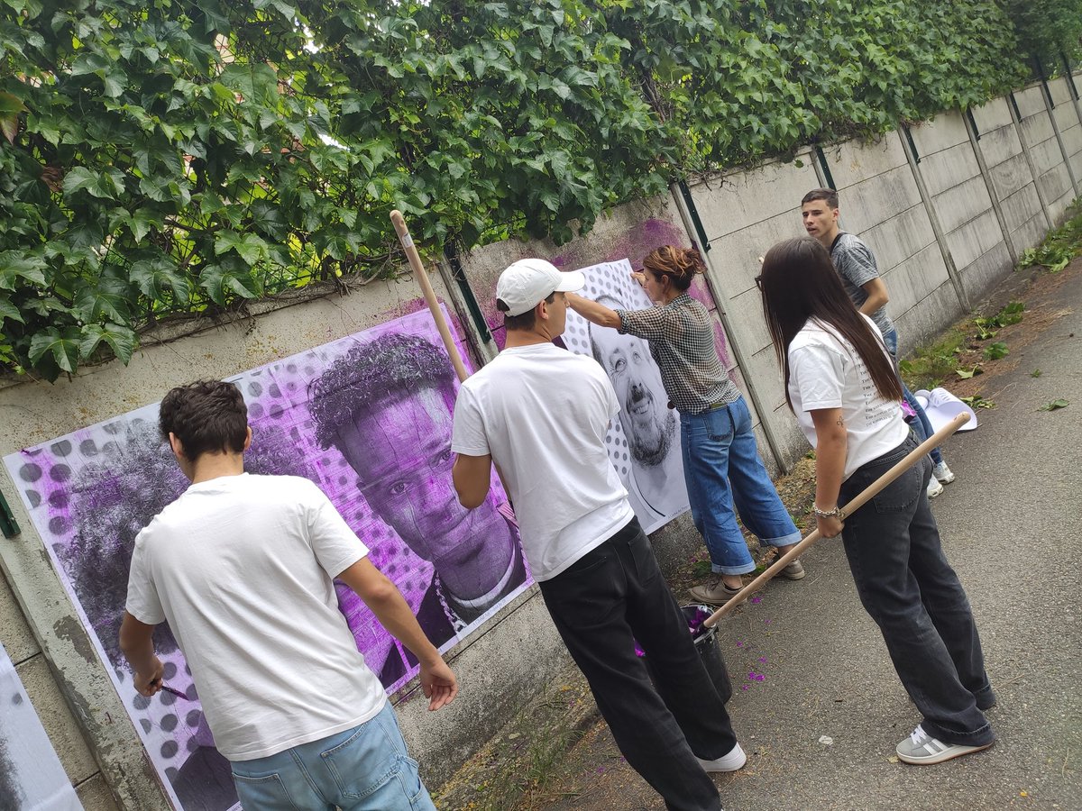 PannebP's tweet photo. Projet Dis-semblable insideoutproject de l'artiste JR
Élèves, personnels et professeurs, tous ensemble 
Porter l'égalité femmes hommes ODD5 et le bien être ODD 3 à l'école @LycUrbainVitry @eddtoulouse @chescartin https://t.co/AiOHsqb6iJ