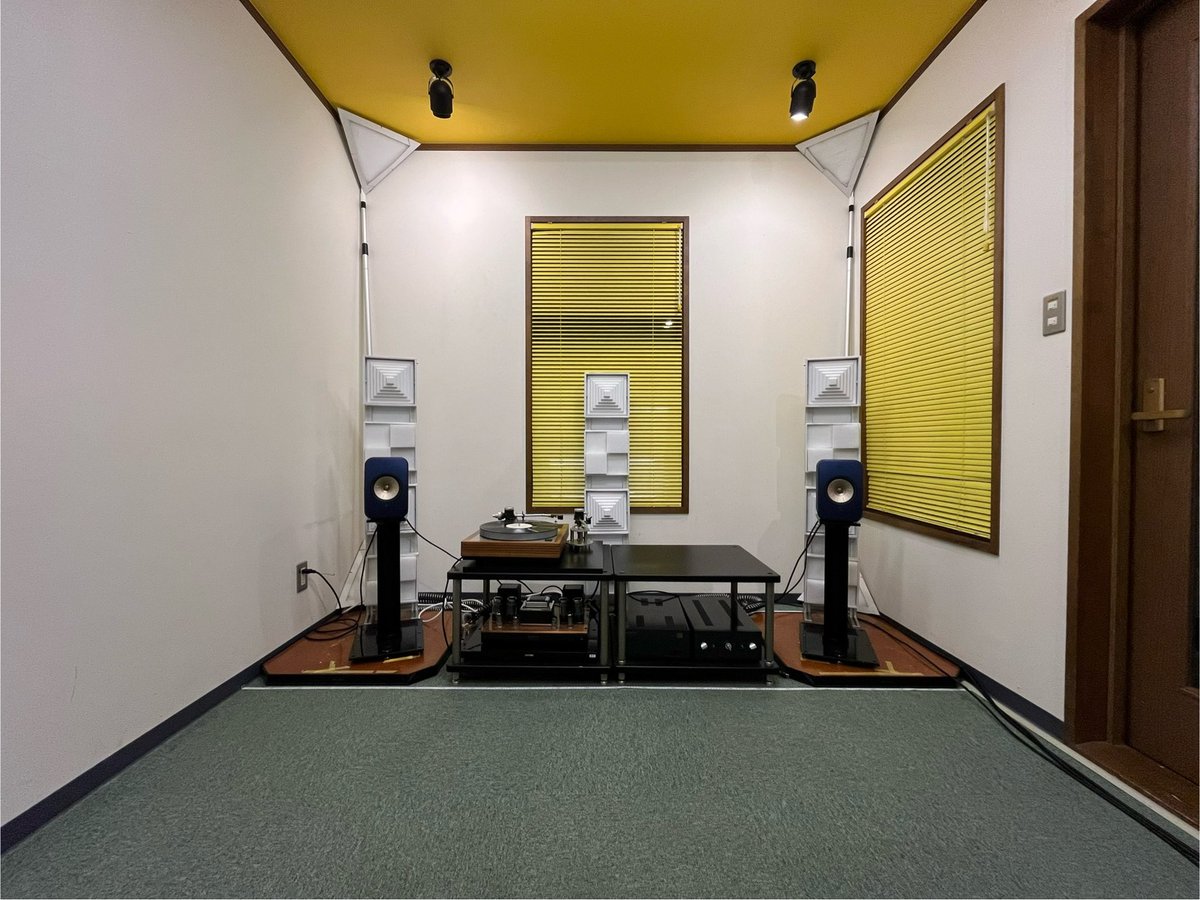 KRYNA_Audio's tweet photo. KEF LSXⅡ を使いながらルームチューニングの続きです。
で、やっぱりこうしたくなります、3本セット。
奥行きを伴った広い音場と高い解像度で、KRYNAが目指すホログラフィックサウンドにまた一歩近づきました。
もたつき無く軽い出音で心地良し。
#kef #lsx2 #kryna #ルームチューニング #hgs https://t.co/EfXCmznM4Y