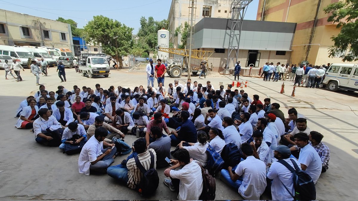 Interns doctors at Banas Medical College, Palanpur are on strike in the scorching heat,demanding their rightful Rs 18,000 stipend as already laid down by @NMC_IND.
Requesting @BJP4Gujarat & @NMC_IND to look into this.