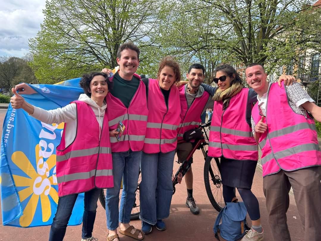 KidicalMassBru's tweet image. 💚 Ontzettend blij met onze partners Samen Voor Morgen, Molenbeek à Vélo, La ville aux enfants en Nanouk Ice met 🍦
#wecannotwait #everysunday #StreetsForKids #justforfun