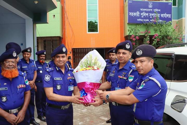 নড়াইলে অতিরিক্ত ডিআইজিকে ফুল দিয়ে শুভেচ্ছা জানান এসপি মেহেদী হাসান