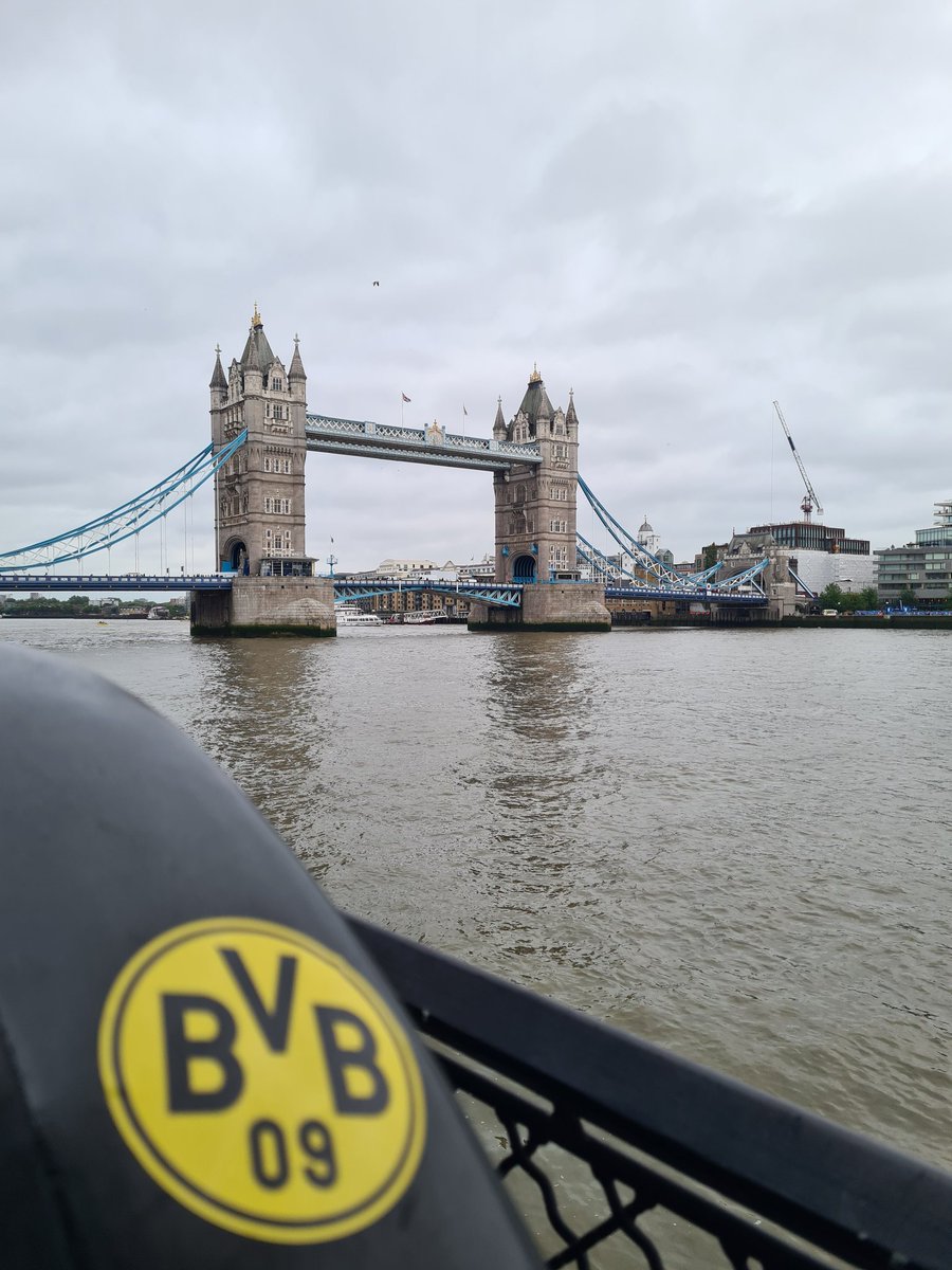 Nani4u_'s tweet photo. @BVB London wartet https://t.co/AKJ1UUdjCf