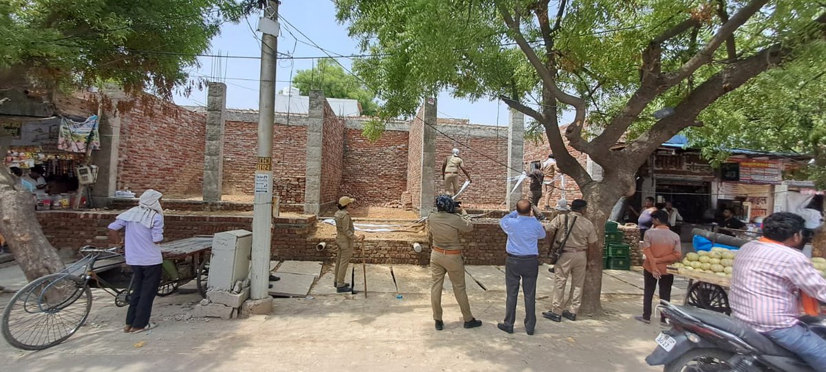 शाहगंज वार्ड के अन्तर्गत दिनांक 30.05.2024 को श्री राजू चाहर द्वारा शंकरगढ़ की पुलिया, बालाजी पुरम गेट नं0-1 के सामने, अवधपुरी रोड, शाहगंज वार्ड, आगरा पर बिना मानचित्र स्वीकृत कराये अवैध निर्माण किये जाने पर निर्माणाधीन परिसर को सील कर दिया गया है। @rituias2003 @CommissionerAgr